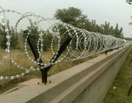 墻頭刀片刺網.jpg 墻頭刀片刺網.jpg