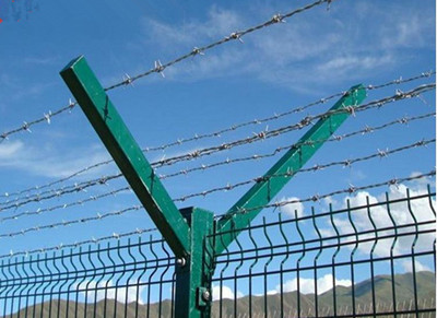 刺鋼絲圍界.jpg 刺鋼絲圍界.jpg