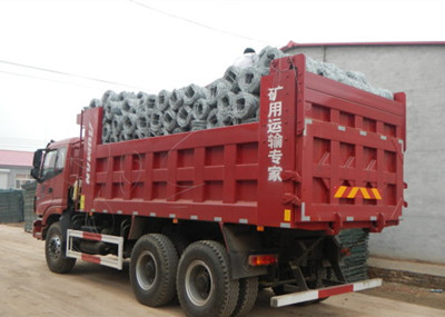 刺鐵絲網圍欄.jpg 刺鐵絲網圍欄.jpg