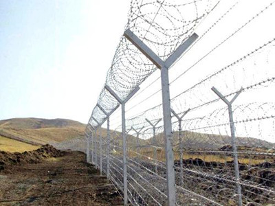 刺鐵絲網圍欄.jpg 刺鐵絲網圍欄.jpg